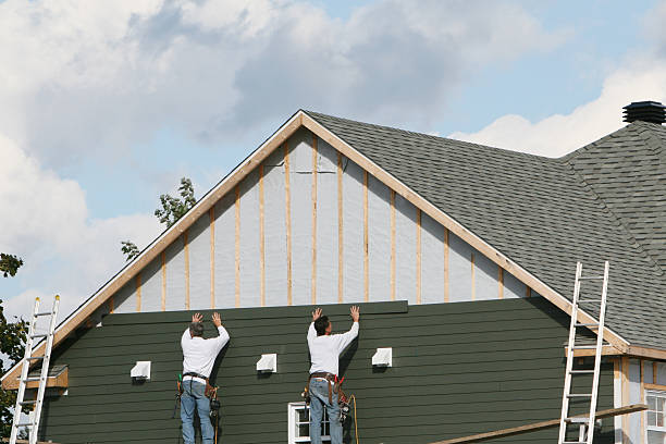 Professional Emergency Siding Repair technician working in Itasca, TX